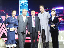 新望董事長羅永輝與著名歌星劉尊老師、汪正正老師、郭津彤老師、主持人雅琪在北京電視臺錄制節目現場親切合影